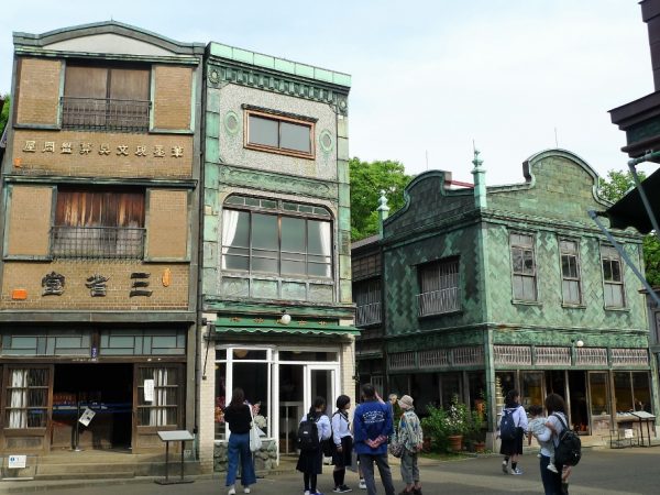 東京都小金井市の江戸東京たてもの園には看板建築が並んだ区画もある