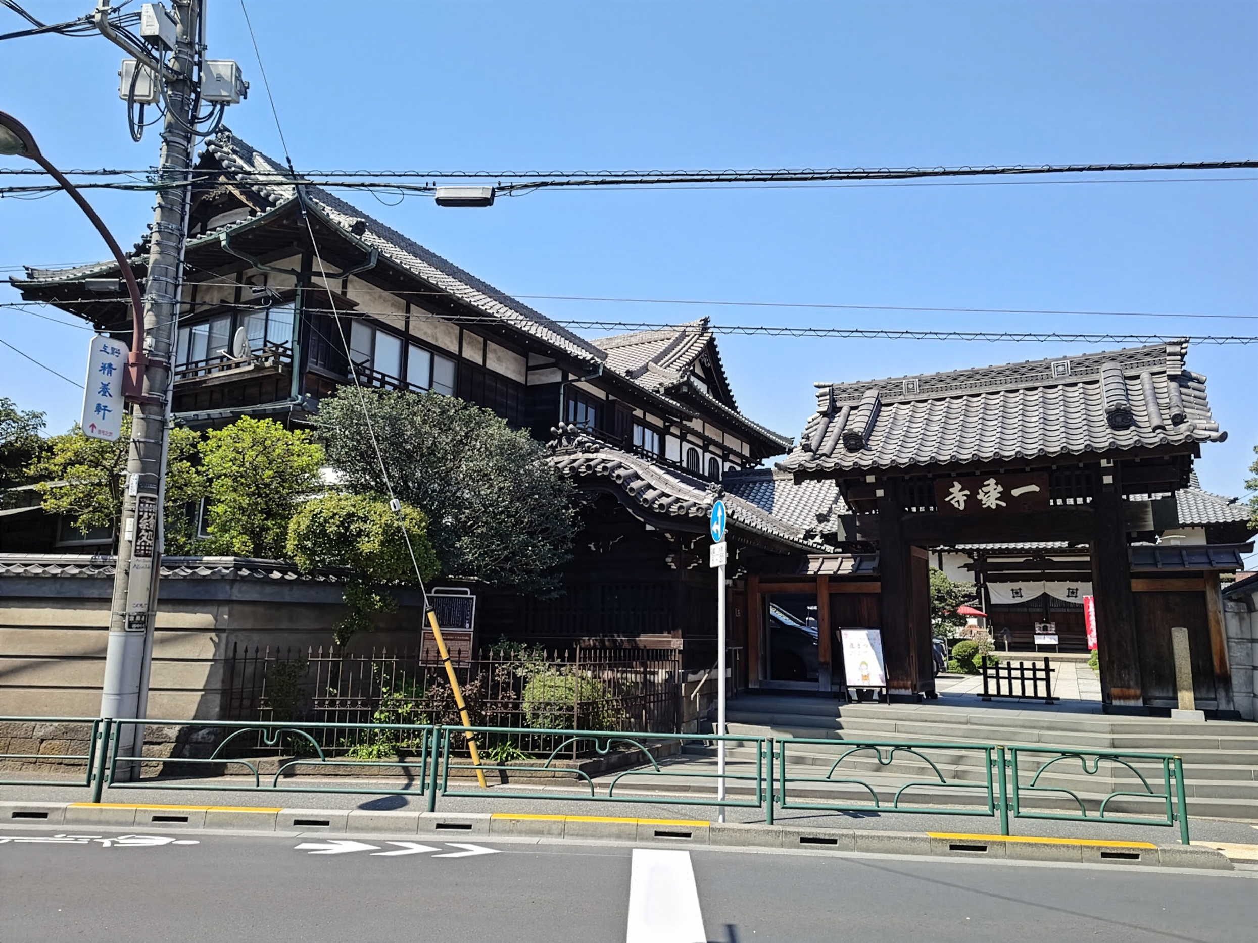 言問通り沿いも寺が並んでいる