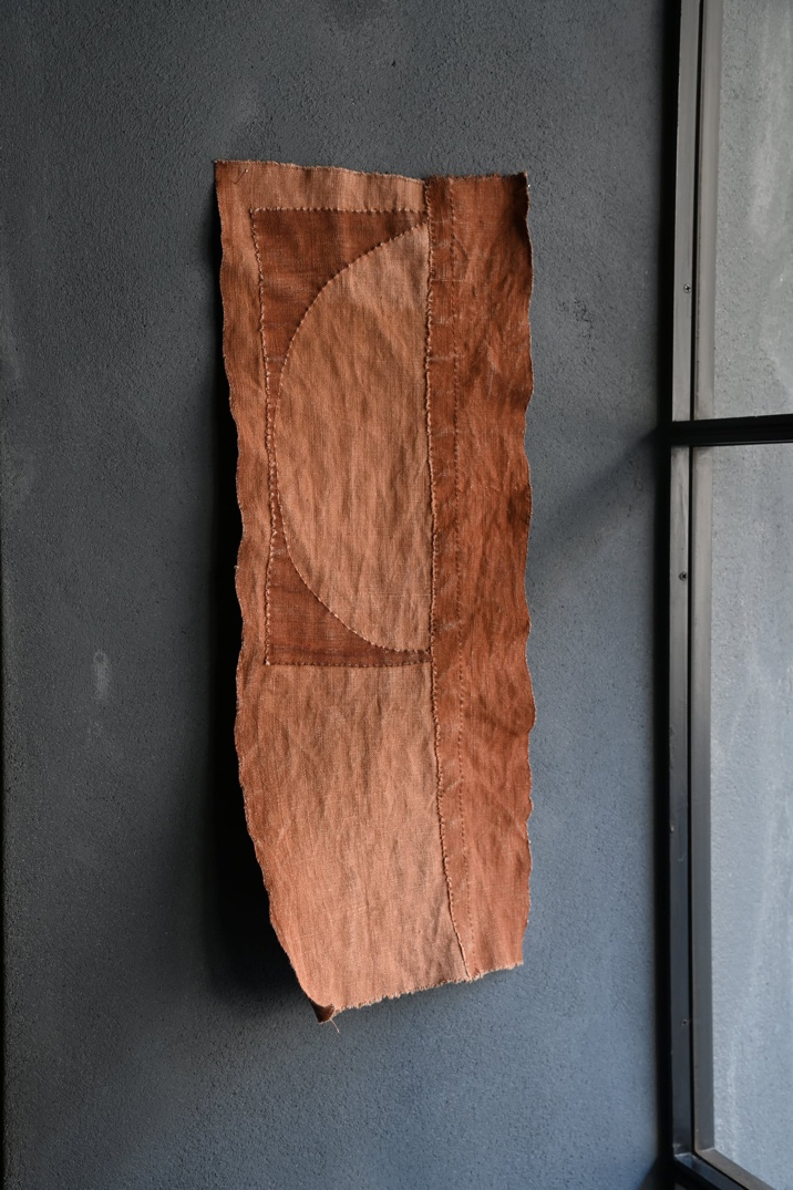 作用展に出品された柿渋染め作家の冨沢恭子さんの布の作品　撮影｜小林和人